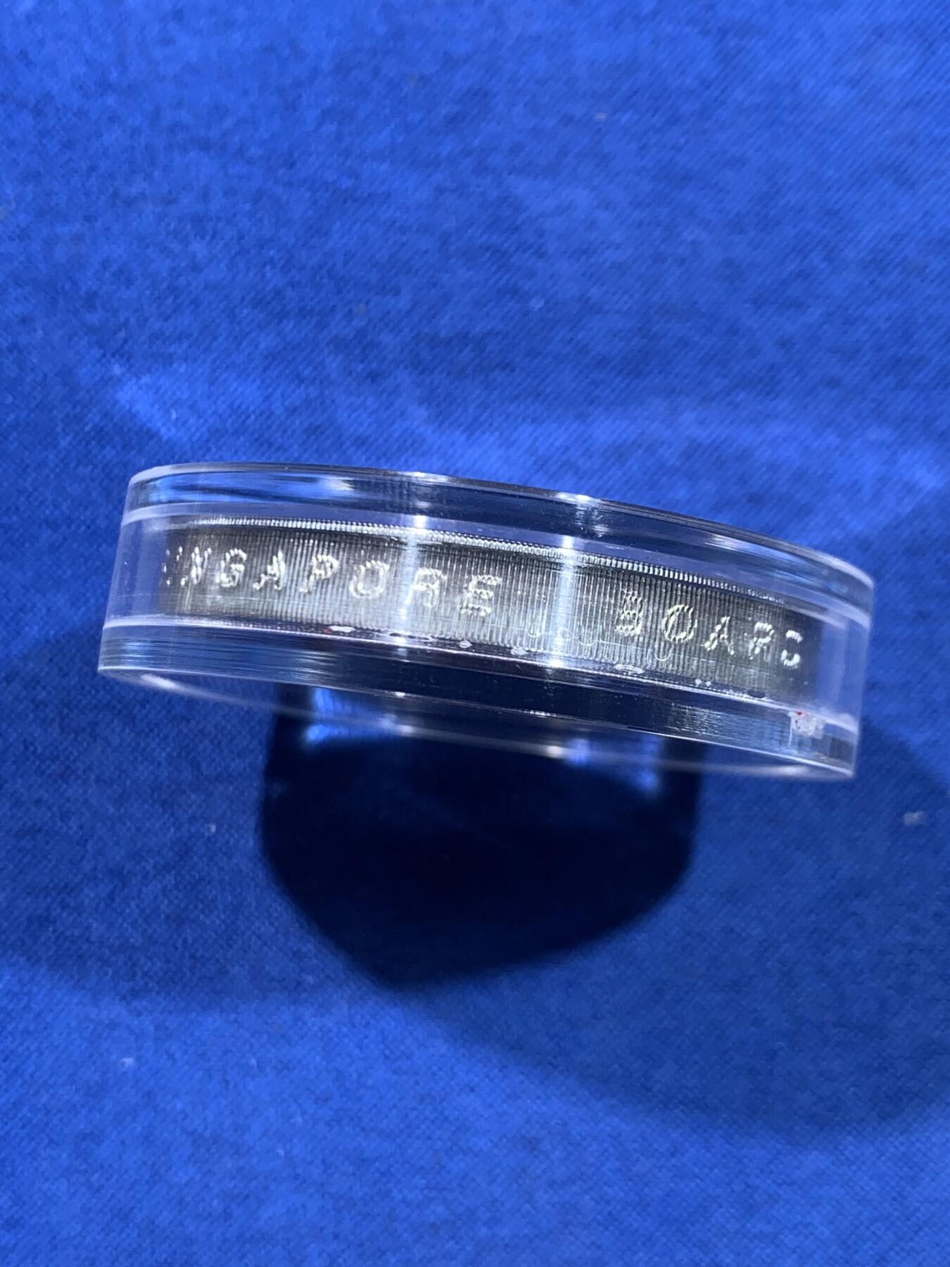 《竞宝斋》第450场 周日，周一，周二  3场连拍 （全场包邮，欢迎送拍） 新加坡1995年10元精制加厚银币 农历-乙亥猪年 2盎司999银 发行量3万5千枚 盒证全