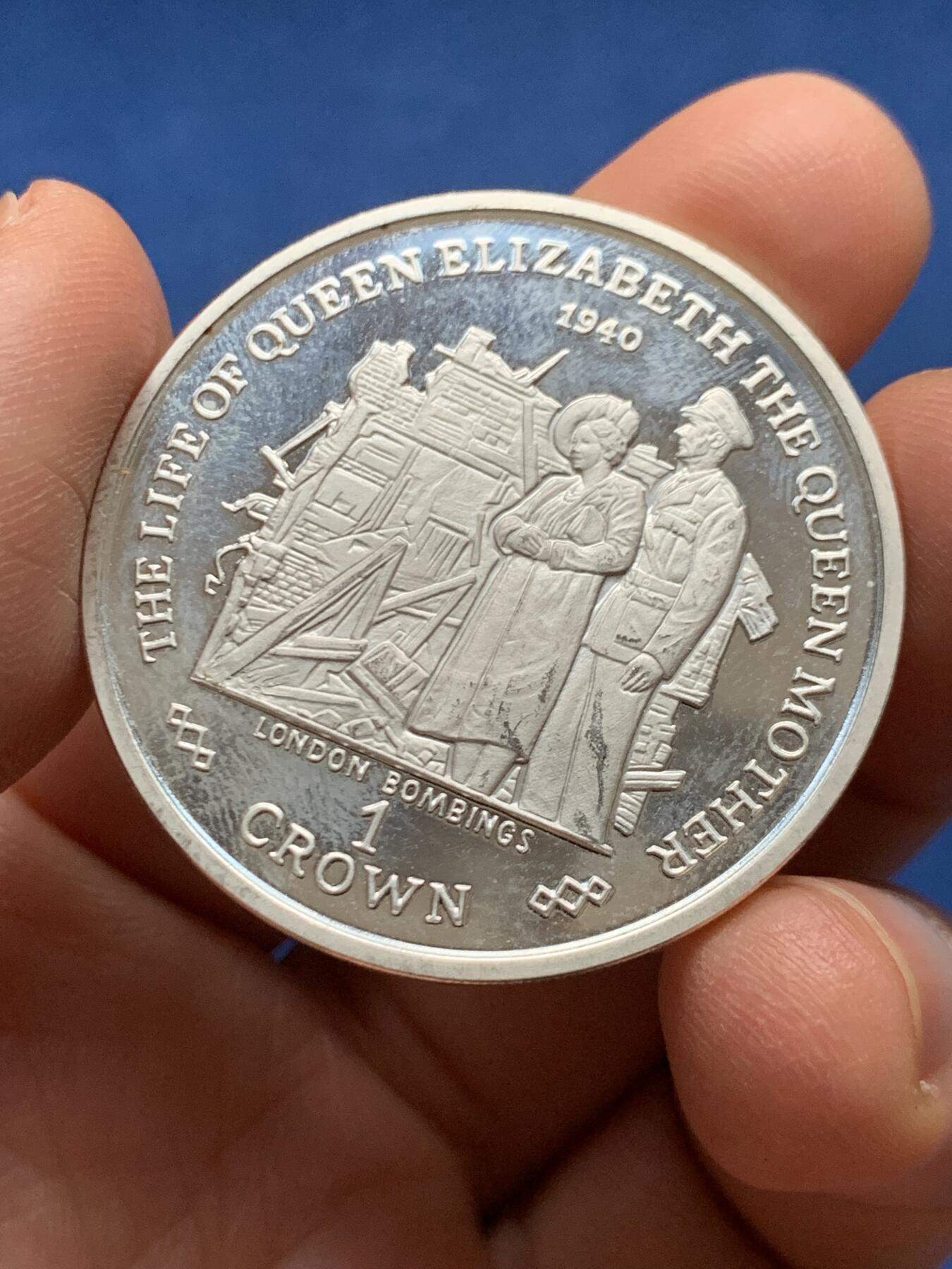 《竞宝斋》第450场 周日，周一，周二  3场连拍 （全场包邮，欢迎送拍） 直布罗陀2000年伊丽莎白女王母亲的生活-伦敦炸弹1克朗银币 925银 28.5克