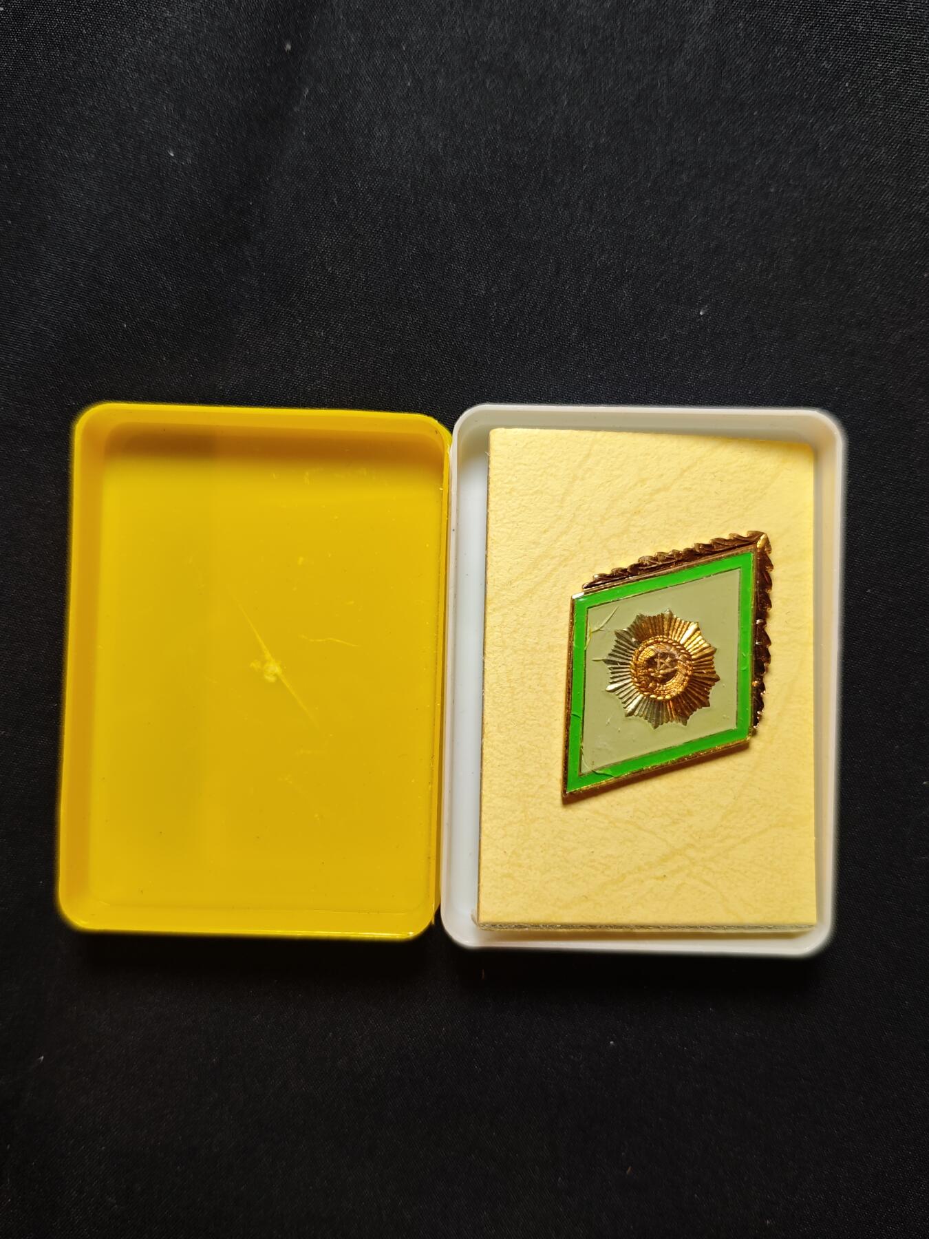 罗岚⭐爱藏⭐甄选专拍第二场-分享拍场赚佣（实体店在建中···） 民主德国内务部高等晶G学院校徽 早期铜珐琅转轮版本带原盒 学习苏联的校徽为菱形