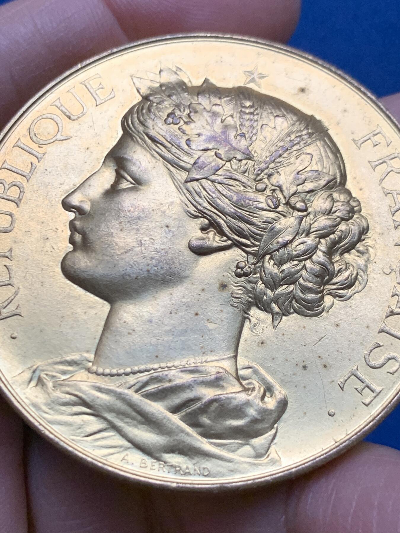 《竞宝斋》第450场 周日，周一，周二  3场连拍 （全场包邮，欢迎送拍） 1895年波尔多国际比赛镀金铜章 63.4克 50.2mm 丰饶角铜标