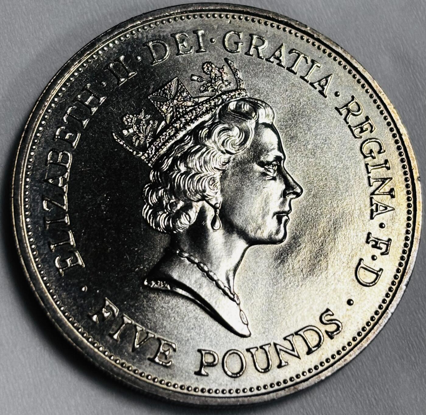 文馨钱币收藏第 286 场，圣诞节专场【 长期接收代拍品低至 0 佣金】 全新英国1990年5英镑纪念币(女王之母九十寿辰)33mm