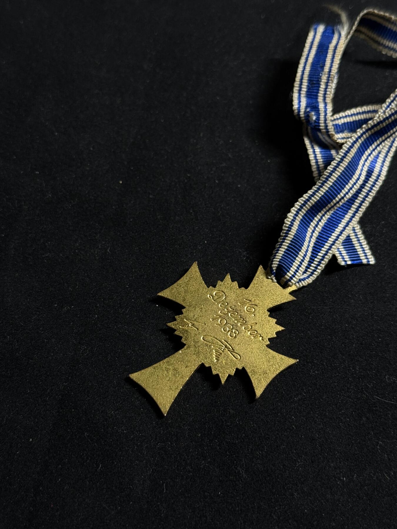 欢庆元旦！戎马世界章牌大赏第109期元旦大拍 德国金级母亲勋章，章芯与十字臂珐琅有破损