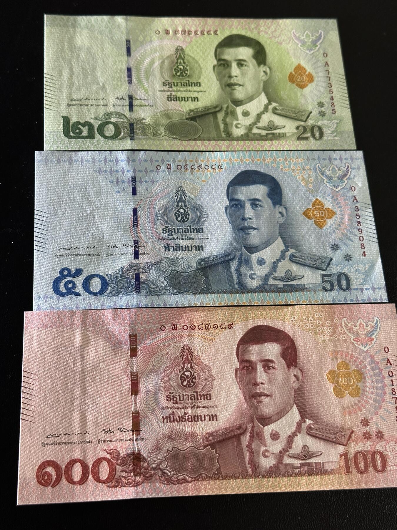 《外钞收藏家》第五百九十六期（精品大拍场）（本平台长期征集拍品、欢迎藏友们联系合作） 泰国2-100泰铢 3张 全部是首发0A冠 全新