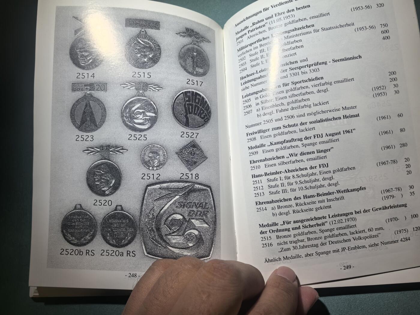 盛世勋华——号角文化勋章邮票专场拍卖第295期 东德官方出版 德意志民主共和国的勋章奖章证章  作者Frank Bartel签名 厚达448页