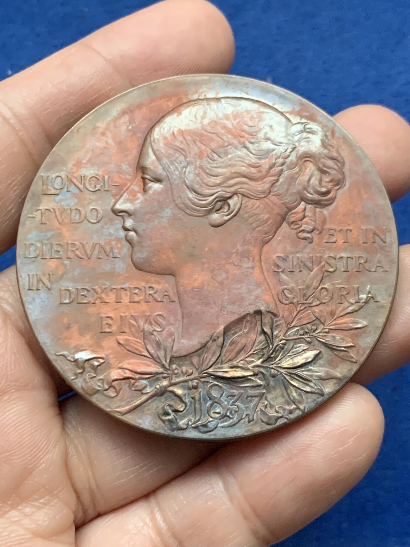 《竞宝斋》第450场 周日，周一，周二  3场连拍 （全场包邮，欢迎送拍） 英国1897年维多利亚加冕60周年纪念大铜章，72.6克，55.5mm，细节见图