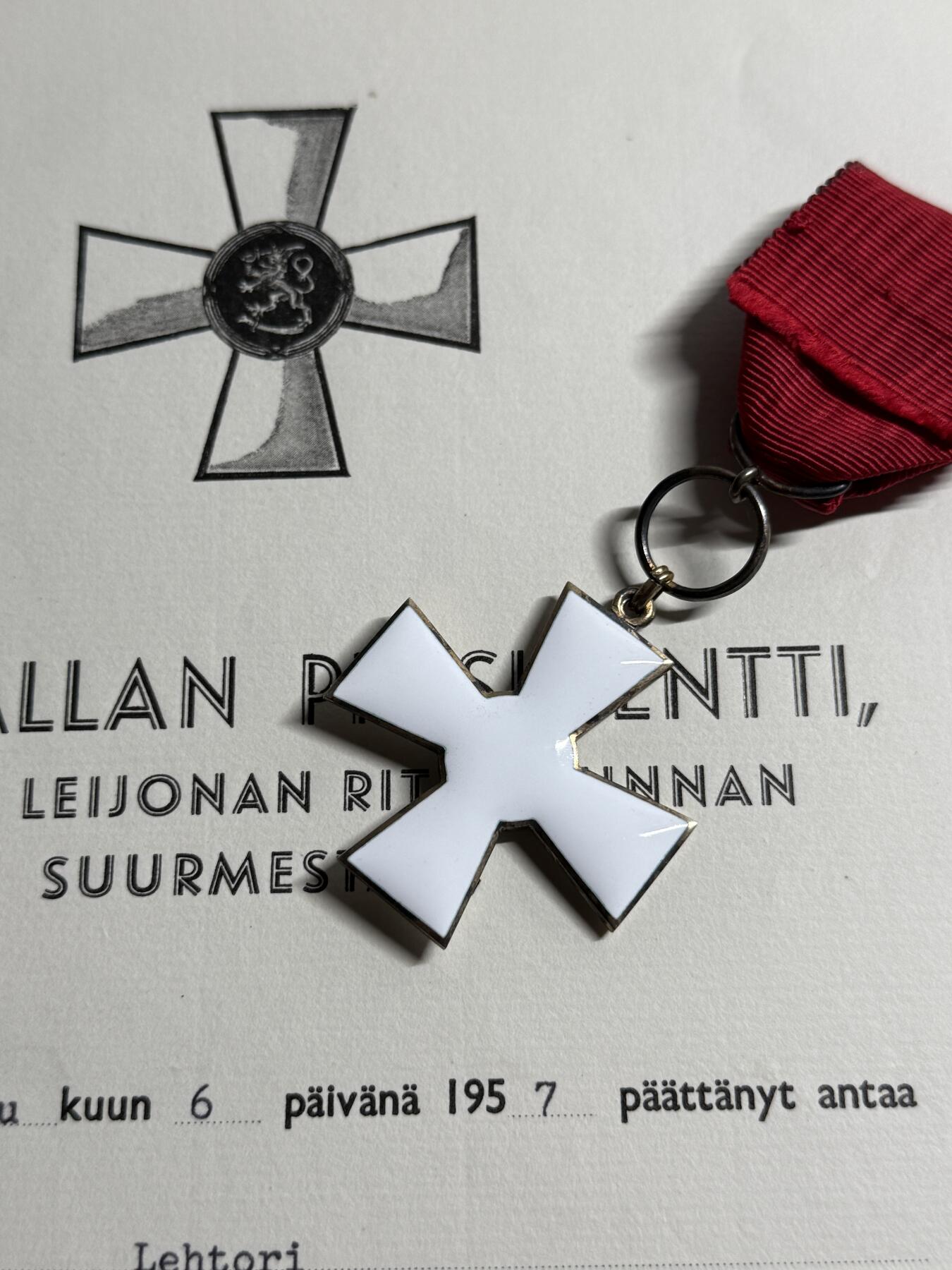 欢庆元旦！戎马世界章牌大赏第109期元旦大拍 芬兰骑士一级雄狮勋章，银制镀金 带证，授予女性教师 得主战时任准军事辅助人员（lotta)，带部分履历