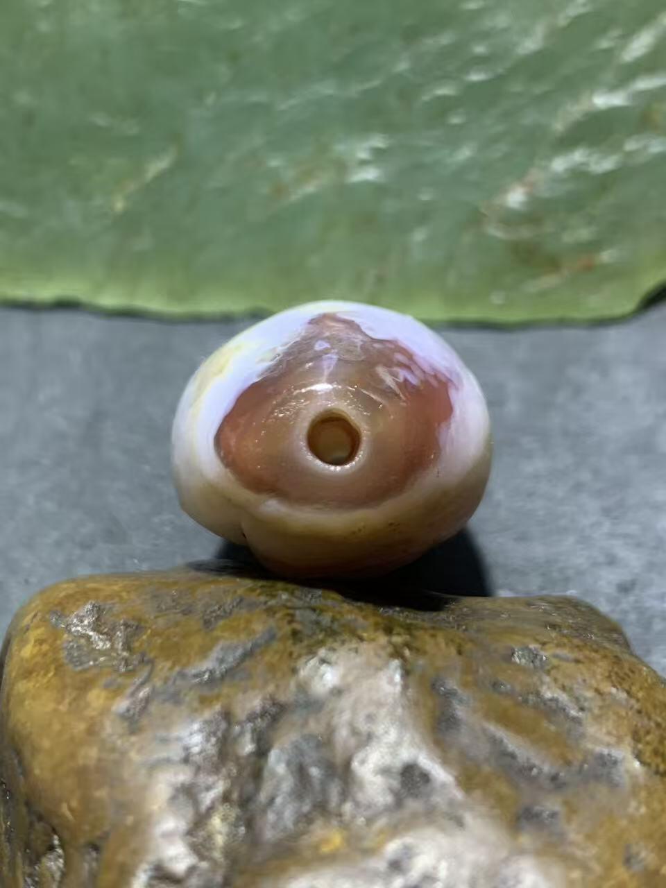 精美亚光瓷白飘朱砂点战国红玛瑙手工俏色巧雕如来佛祖意境勒子一颗！