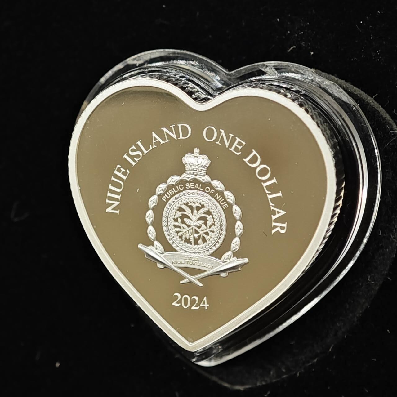 【淘币小摊】实时拍第八百三十六拍   银币套币场   满百包邮可预留二周 每周一统一发货   （少见）2024年纽埃1元水晶镶嵌精制银币 情人节快乐 10克999银 发行量：999 盒证全