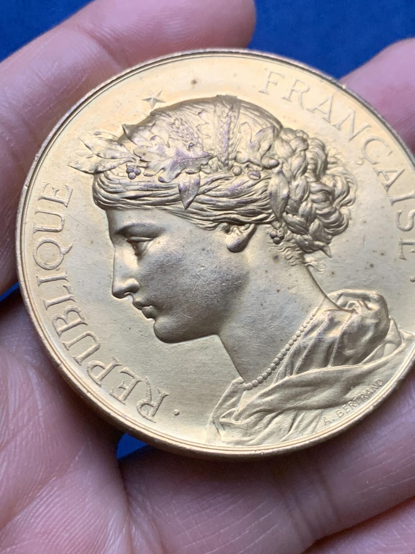 《竞宝斋》第450场 周日，周一，周二  3场连拍 （全场包邮，欢迎送拍） 1895年波尔多国际比赛镀金铜章 63.4克 50.2mm 丰饶角铜标