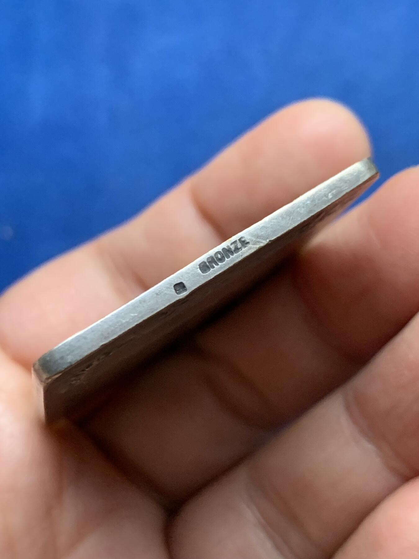 《竞宝斋》第450场 周日，周一，周二  3场连拍 （全场包邮，欢迎送拍） 法国戎装玛丽方形射击镀银铜章 背面无刻字 正方形铜标边铭 39.85克 49.8*38.5mm