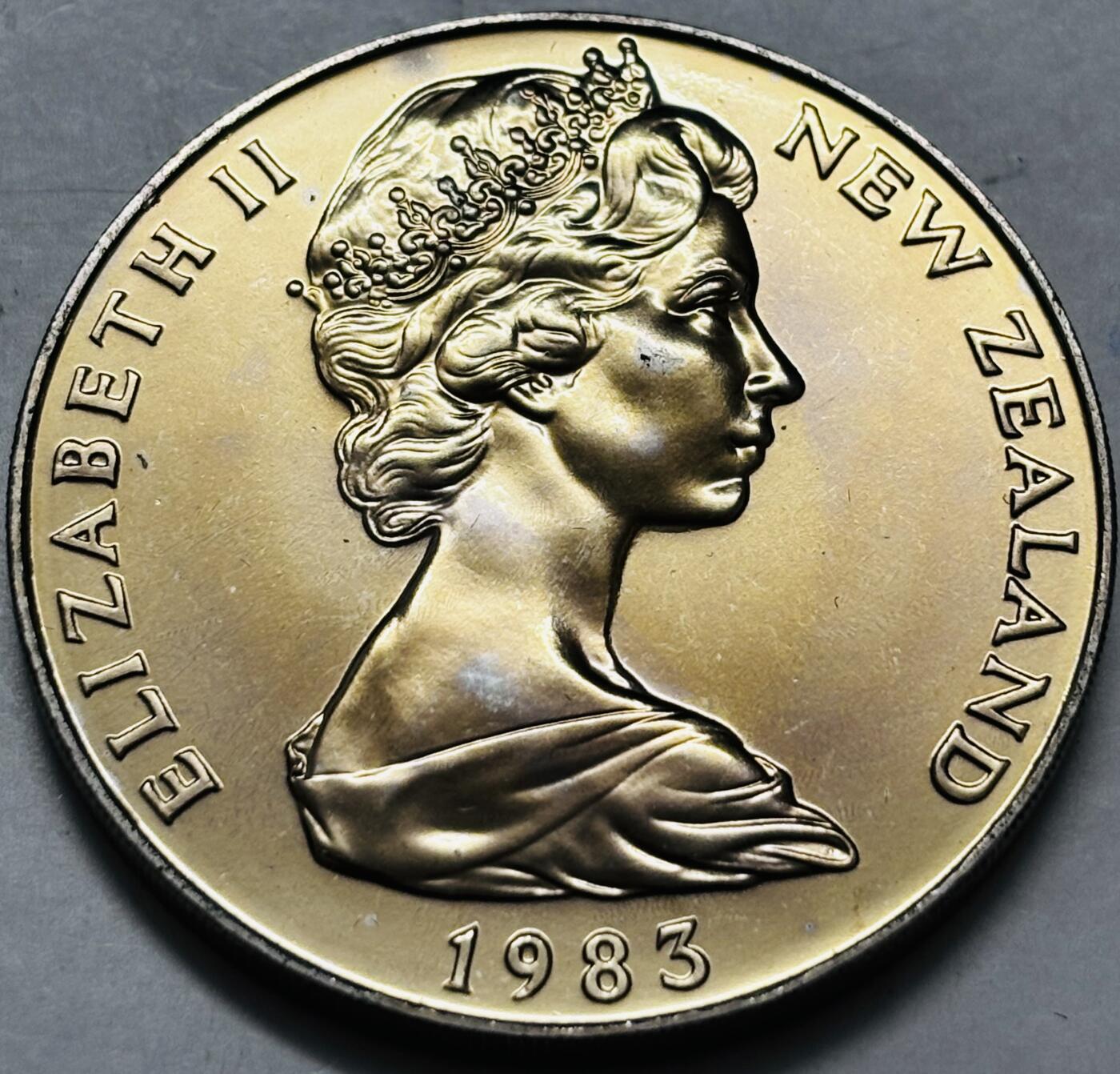 文馨钱币收藏第 286 场，圣诞节专场【 长期接收代拍品低至 0 佣金】 少见全新带原盒新西兰1983年发行1 元克朗纪念币，硬币铸造50周年纪念。