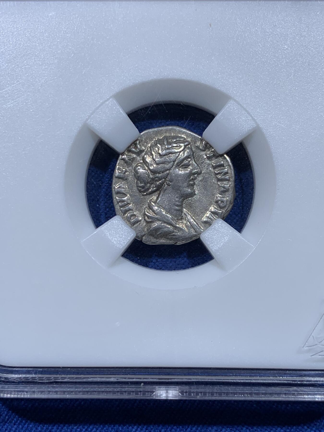 《竞宝斋》第450场 周日，周一，周二  3场连拍 （全场包邮，欢迎送拍） 众诚详评 XF 古罗马帝国 175-176年 1狄纳尔 银币 正面为小福斯蒂娜皇后 背面为王座下孔雀 打制不错 少见品种