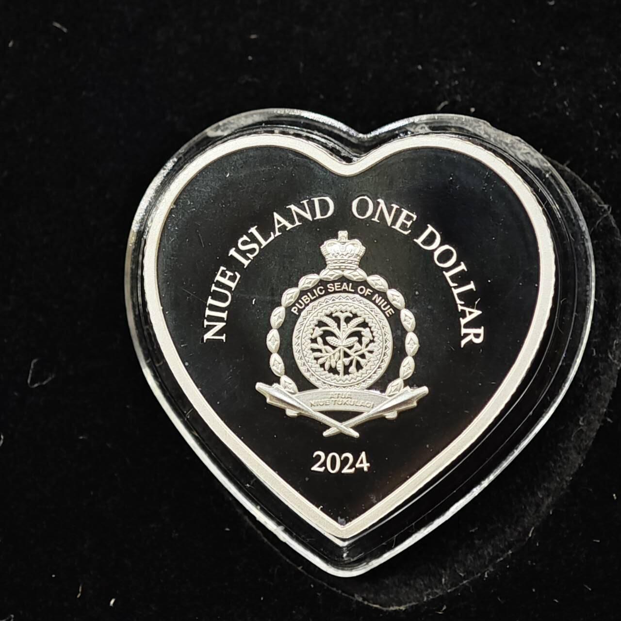 【淘币小摊】实时拍第八百三十六拍   银币套币场   满百包邮可预留二周 每周一统一发货   （少见）2024年纽埃1元水晶镶嵌精制银币 情人节快乐 10克999银 发行量：999 盒证全