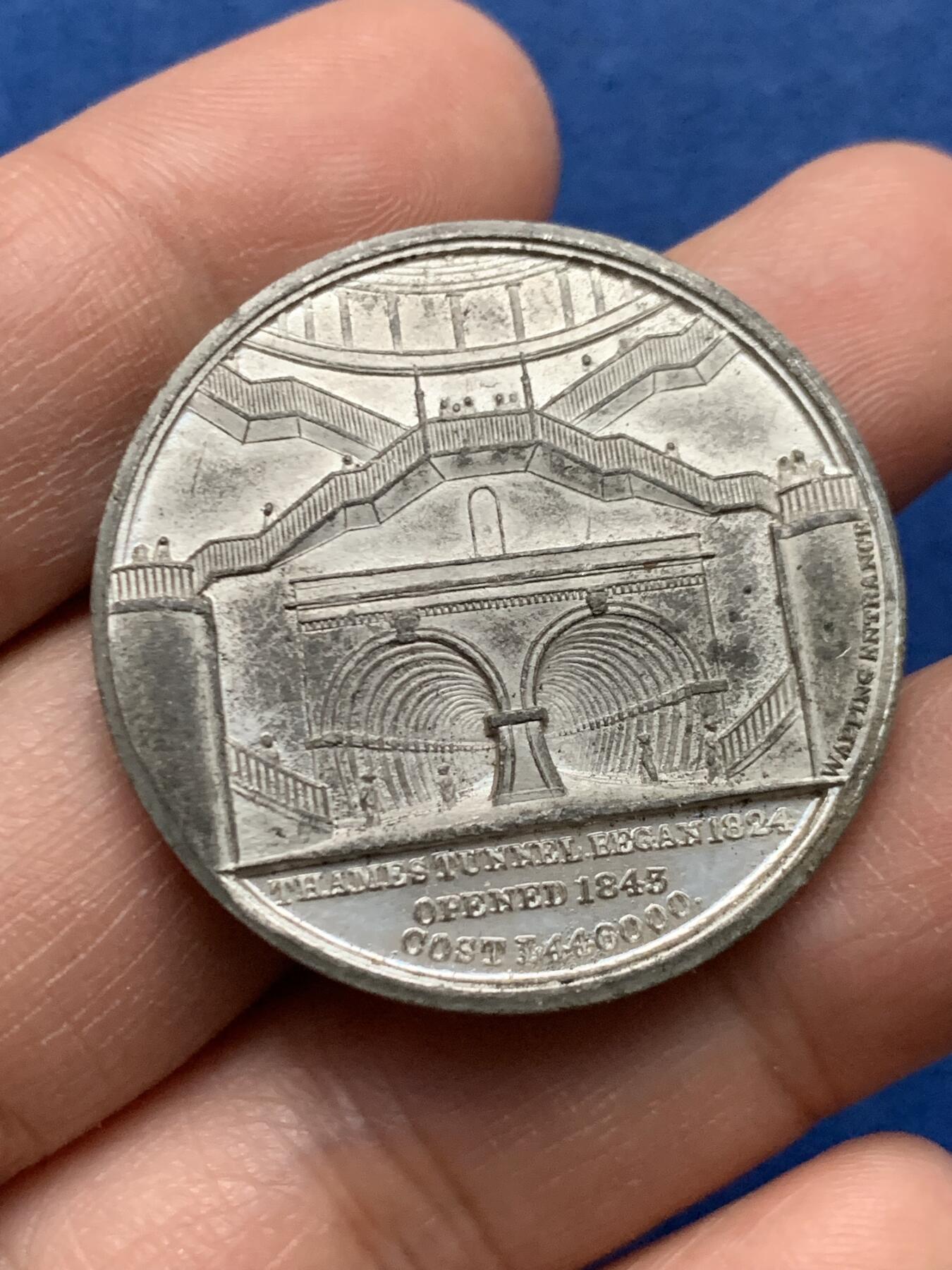 《竞宝斋》第450场 周日，周一，周二  3场连拍 （全场包邮，欢迎送拍） 英国1843年伦敦泰晤士河隧道通车纪念锌章 14.3克 35.9mm