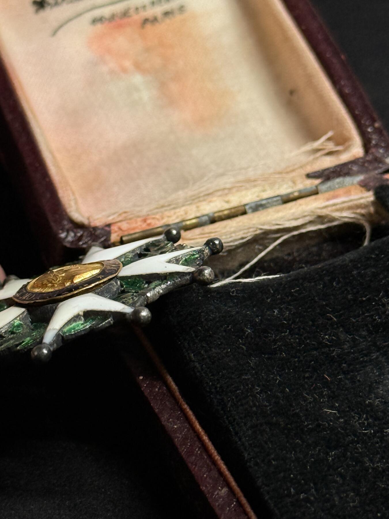 欢庆元旦！戎马世界章牌大赏第109期元旦大拍 法国荣誉军团勋章，第二帝国时期，绿色、蓝色、白色珐琅均有严重修补，章体下方花束被人为剪去（用来冒充一帝版本），银制，章芯金制，盒子为三共早期亚瑟贝特朗盒子（有严重老化破损）