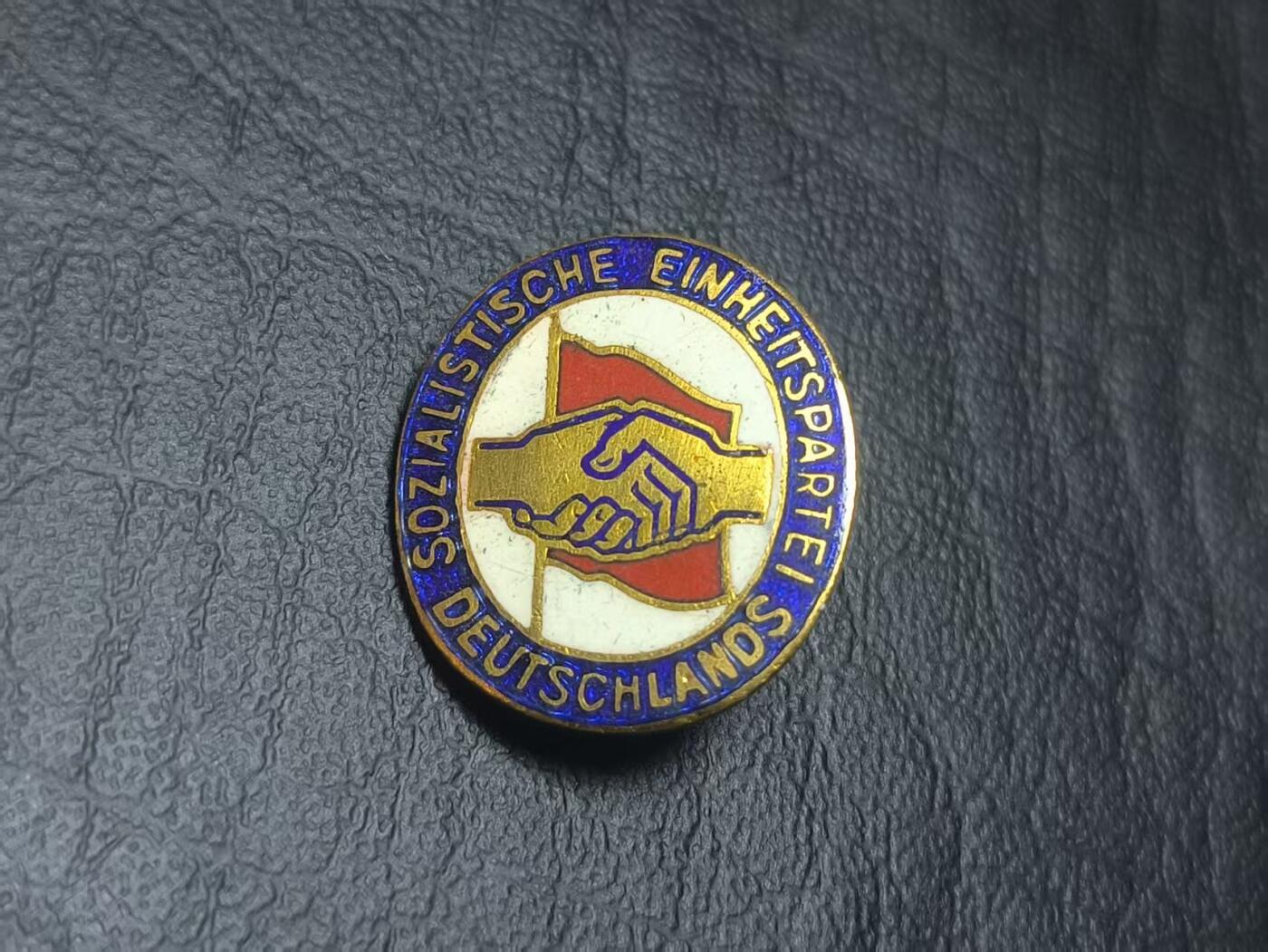 罗岚⭐爱藏⭐甄选专拍第二场-分享拍场赚佣（实体店在建中···） 民主德国统一社会党（德共）党员证章-少见大版（是正常版本的2-3倍大小）珐琅透亮原光美品 搭配黑领人民军制服完美