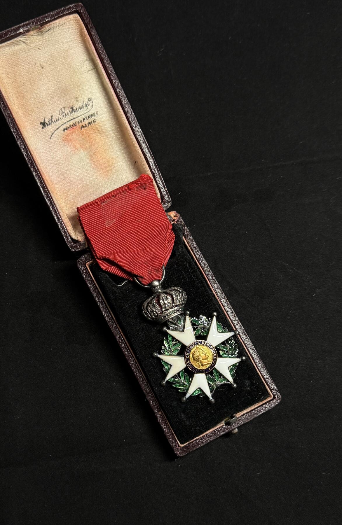 欢庆元旦！戎马世界章牌大赏第109期元旦大拍 法国荣誉军团勋章，第二帝国时期，绿色、蓝色、白色珐琅均有严重修补，章体下方花束被人为剪去（用来冒充一帝版本），银制，章芯金制，盒子为三共早期亚瑟贝特朗盒子（有严重老化破损）