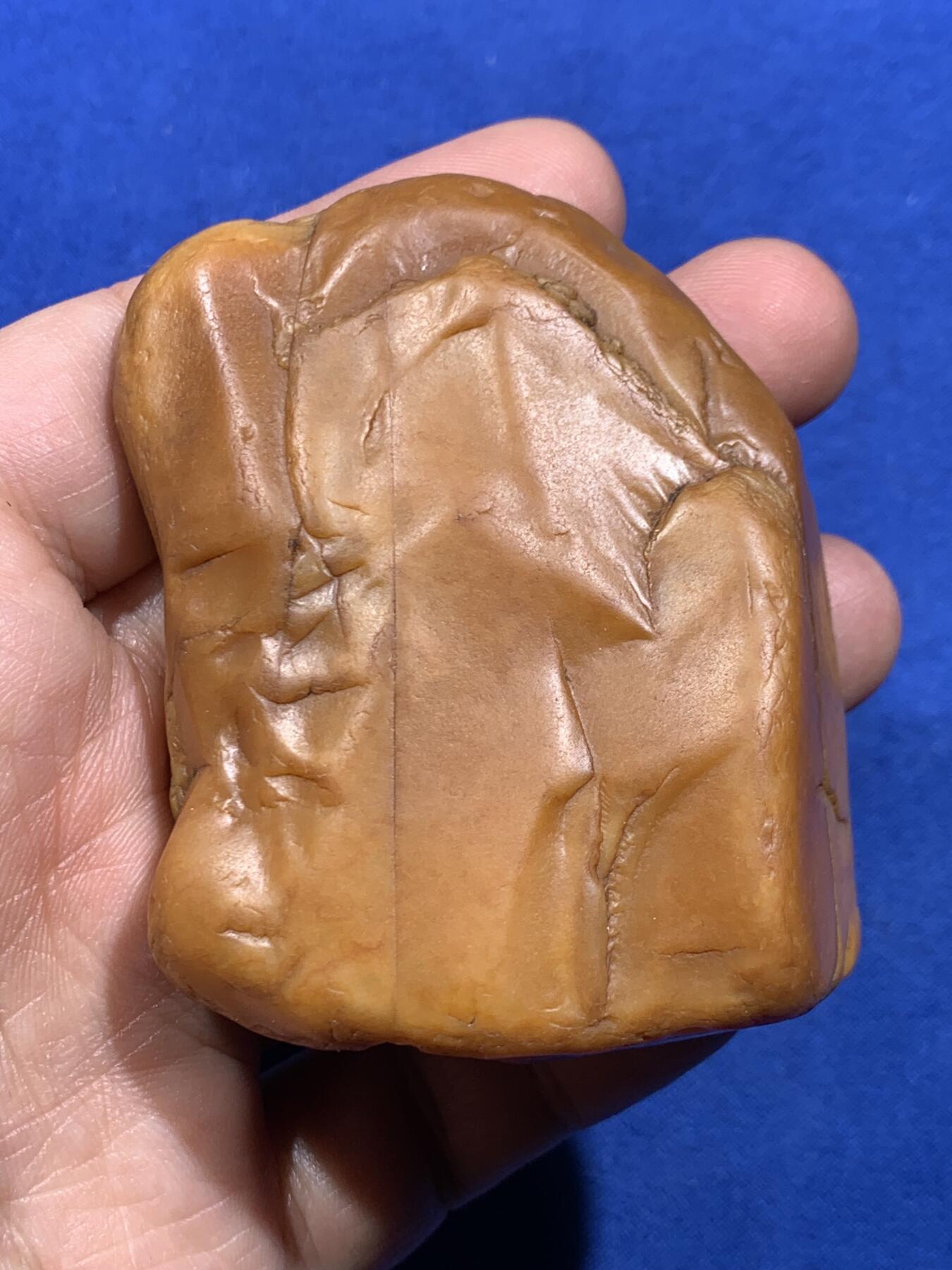 《竞宝斋》第450场 周日，周一，周二  3场连拍 （全场包邮，欢迎送拍） 黄蜡石石雕《鹿鸣见山》尺寸约69*54*27mm，重152.55克，质地很好，油性大，背面的褶皱非常好玩，可做手把件，也可以做摆件，黄蜡石玉化得非常好，打灯可见玉质细腻，画面中元素丰富，场景引人入胜