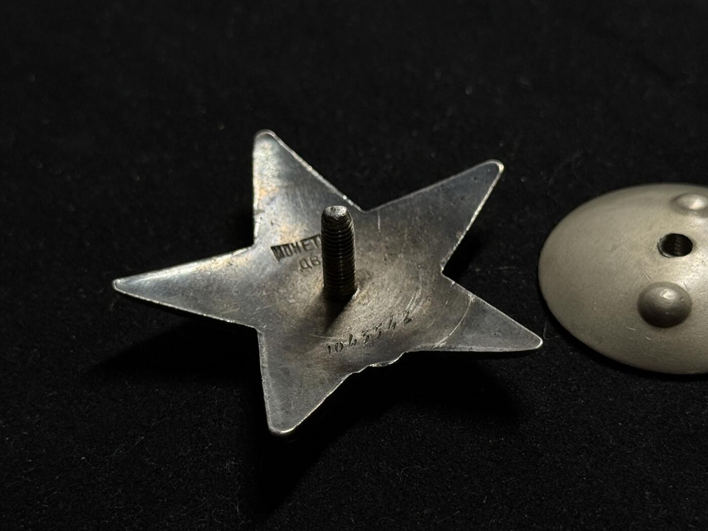 欢庆元旦！戎马世界章牌大赏第109期元旦大拍 苏联红星勋章，号段1043542，有佩戴痕迹，得主因以卫国战争的经验为基础巧妙地训练自己的学员，所在分队学员在毕业考试中取得优异成绩获得