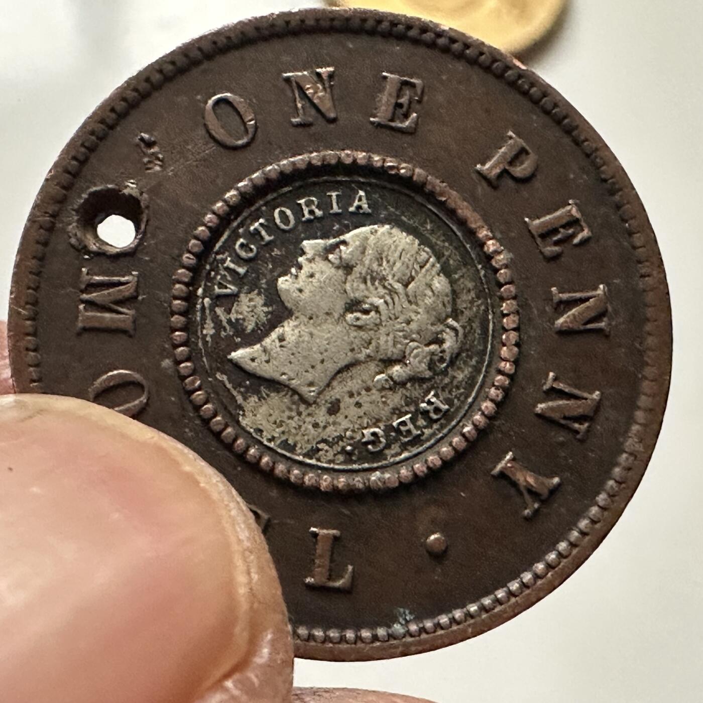 🌹外币初藏🌹🐯2025年第144场  每周二四六晚8️⃣点 接代拍 英国一便士银芯 试机币 镶嵌币