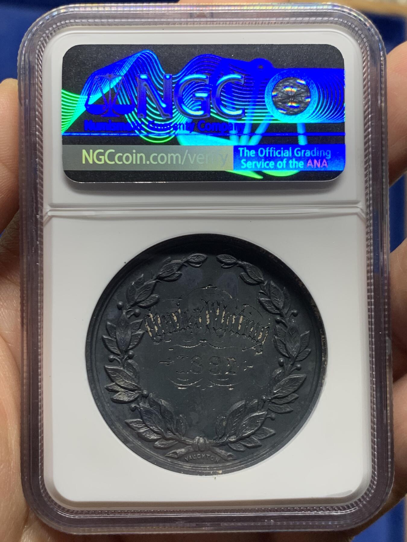 《竞宝斋》第450场 周日，周一，周二  3场连拍 （全场包邮，欢迎送拍） NGC UNCD 英国1892年伦敦摄影展纪念银章，自然氧化包浆还是特别漂亮，原汁原味。39mm，加厚盒。