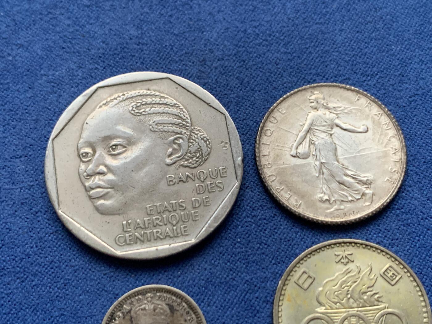 《竞宝斋》第450场 周日，周一，周二  3场连拍 （全场包邮，欢迎送拍） 四枚一组 英属印度1926爱七5分银币+日本昭和39年小奥银币+法国1914年行走女神1法郎银币+中非货币联盟1998年500法朗