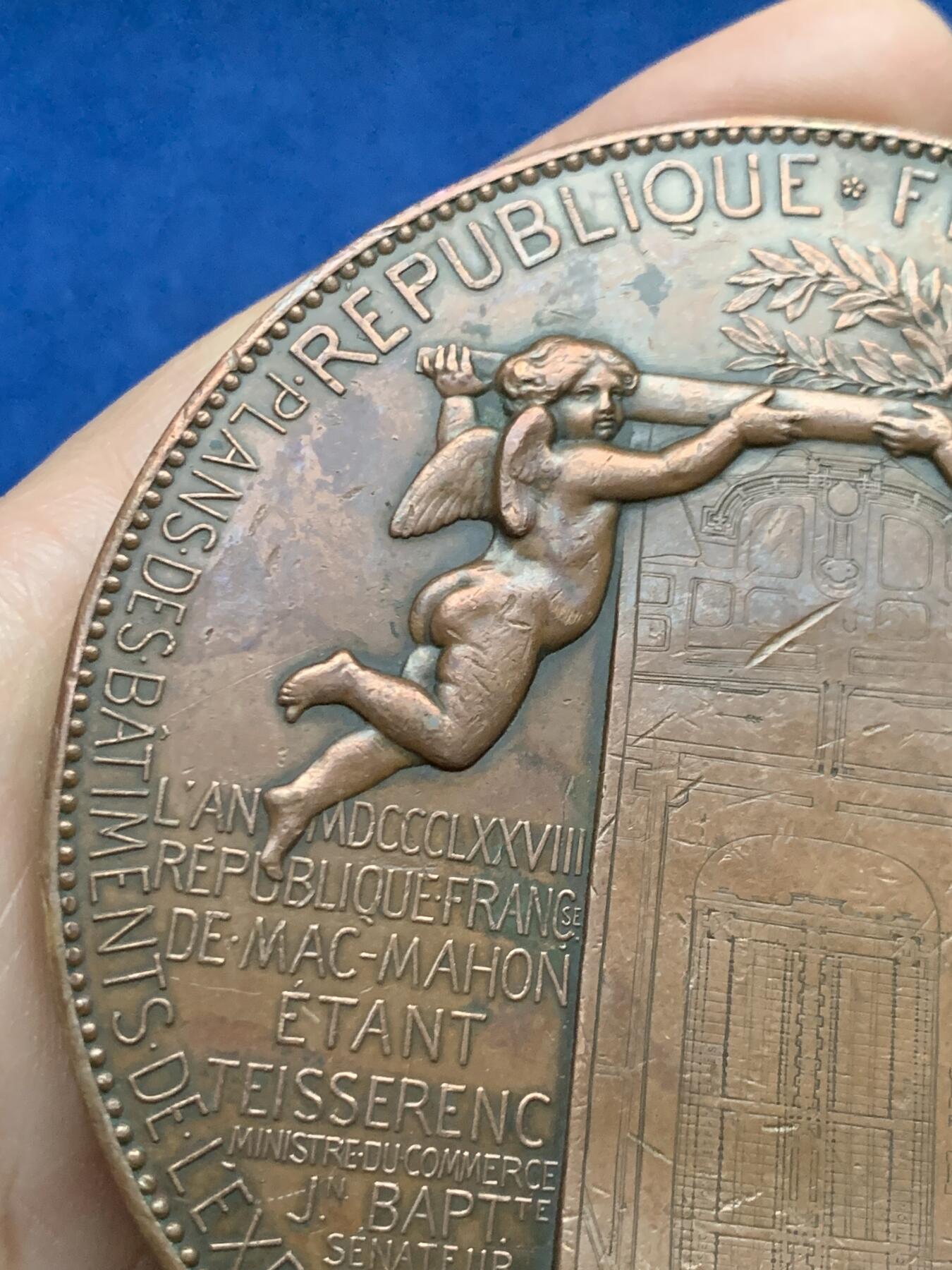 《竞宝斋》第450场 周日，周一，周二  3场连拍 （全场包邮，欢迎送拍） 法国1878年巴黎世博会大铜章 298.6克 86.3mm 烟斗铜标