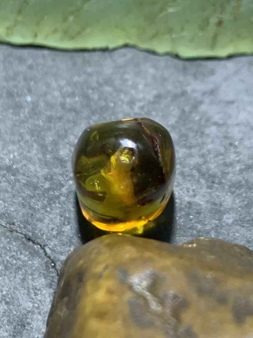 乌克兰花珀通货随形珠一个，