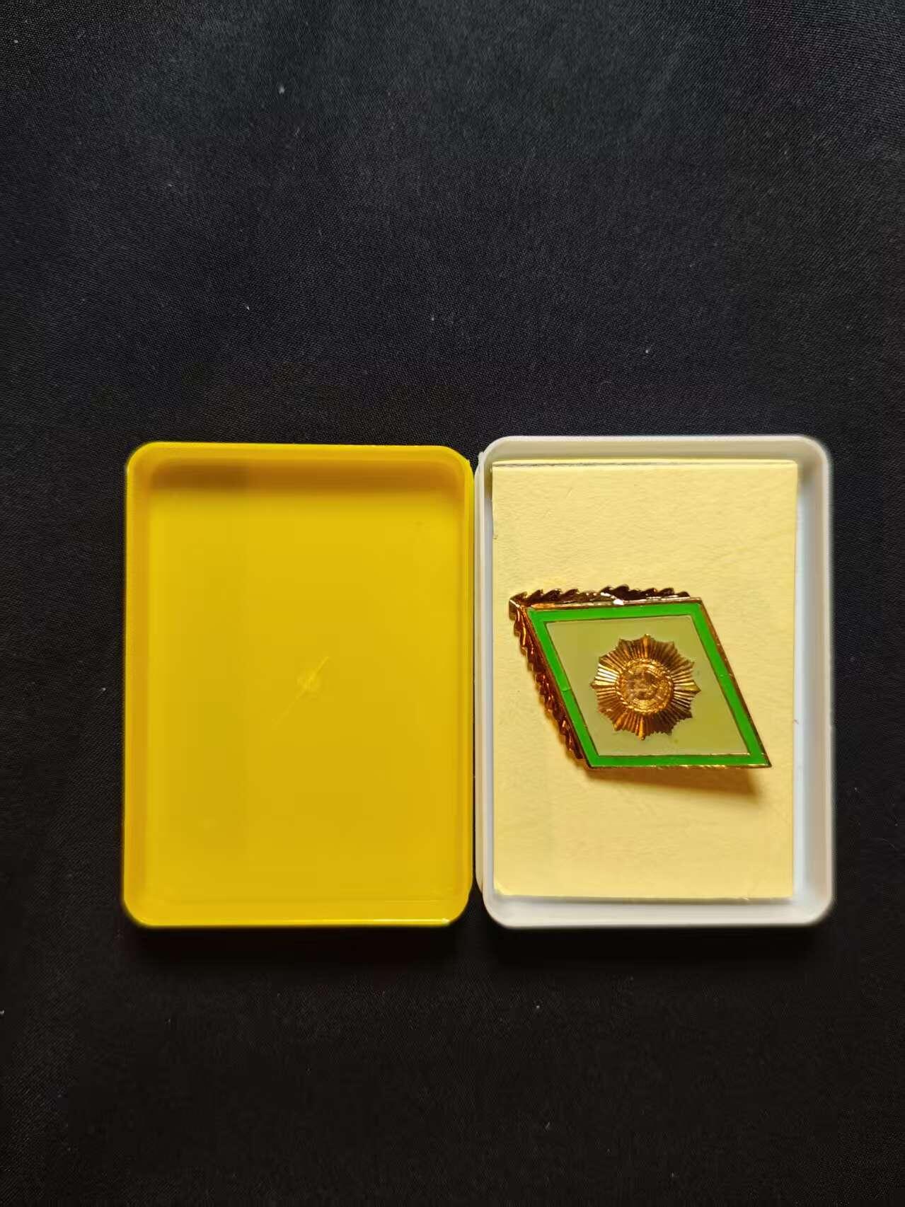 罗岚⭐爱藏⭐甄选专拍第二场-分享拍场赚佣（实体店在建中···） 民主德国内务部高等晶G学院校徽 早期铜珐琅转轮版本带原盒 学习苏联的校徽为菱形