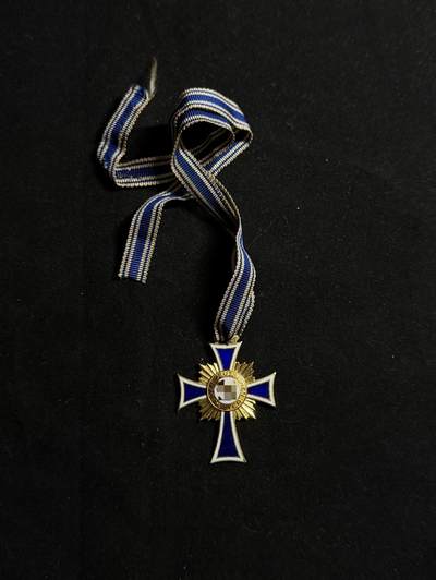 欢庆元旦！戎马世界章牌大赏第109期元旦大拍 - 德国金级母亲勋章，章芯与十字臂珐琅有破损