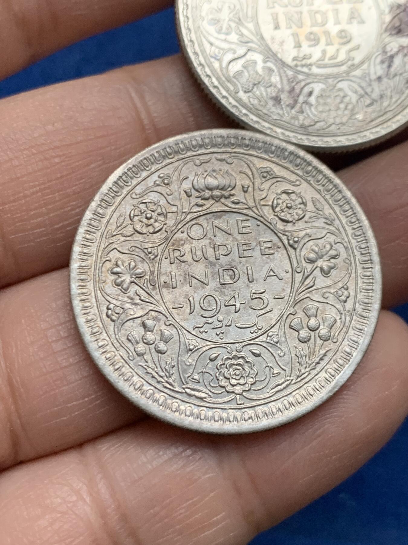 《竞宝斋》第450场 周日，周一，周二  3场连拍 （全场包邮，欢迎送拍） 两枚一组 英属印度 1919年乔五+1945年乔六 1卢比银币