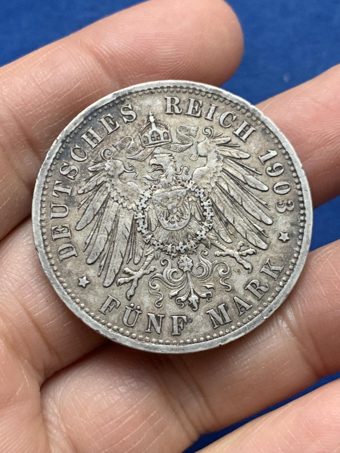 《竞宝斋》第450场 周日，周一，周二  3场连拍 （全场包邮，欢迎送拍） 德国1903年巴登5马克银币，正面大公弗里德里希一世侧像。原味包浆，边铭深打。