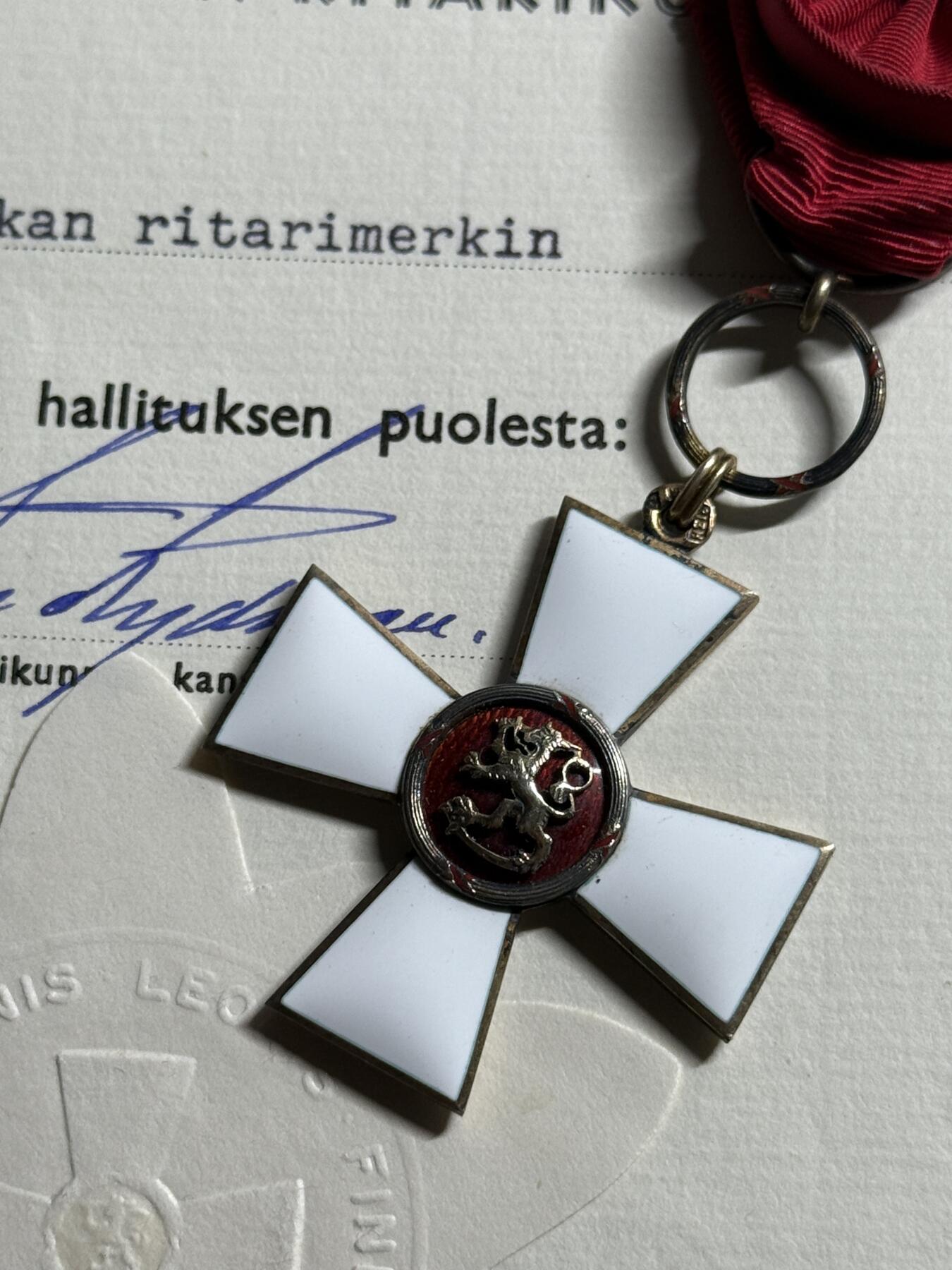 欢庆元旦！戎马世界章牌大赏第109期元旦大拍 芬兰骑士一级雄狮勋章，银制镀金 带证，授予女性教师 得主战时任准军事辅助人员（lotta)，带部分履历