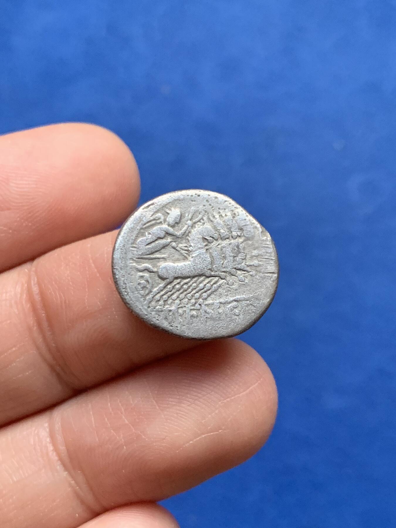 《竞宝斋》第450场 周日，周一，周二  3场连拍 （全场包邮，欢迎送拍） 古罗马共和 公元前123年 卡约之子马库斯·范尼乌斯“胜利女神驾驷马车”迪纳里银币 3.64克