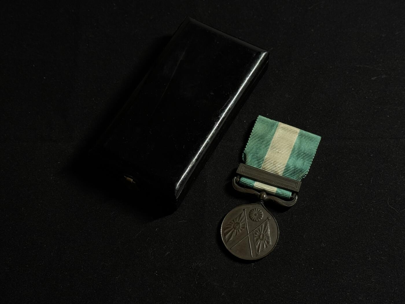 欢庆元旦！戎马世界章牌大赏第109期元旦大拍 勿忘国耻！日本甲午战役从军记章，盒子有损