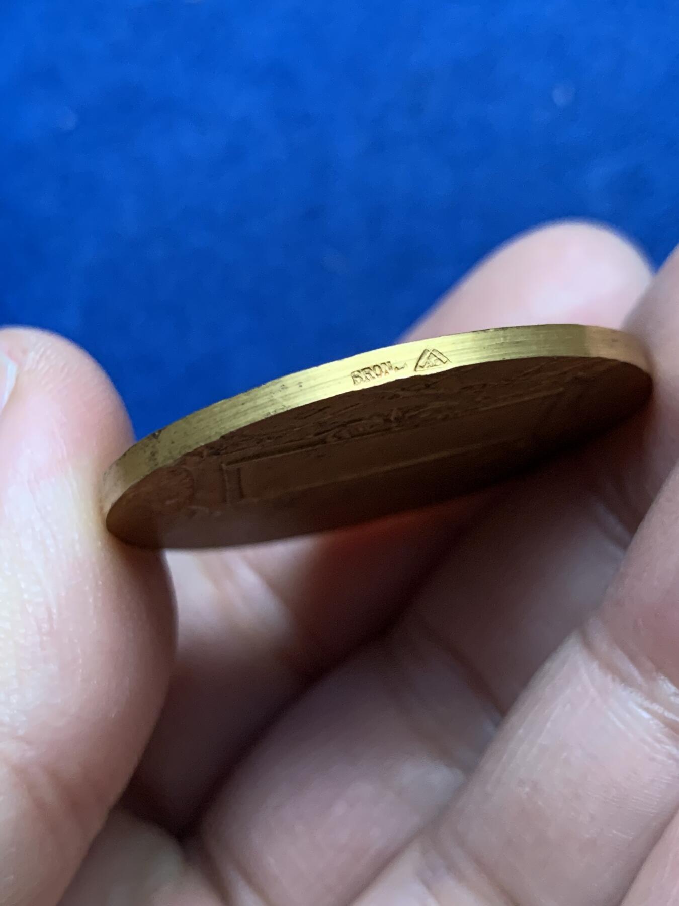 《竞宝斋》第450场 周日，周一，周二  3场连拍 （全场包邮，欢迎送拍） 法国游泳比赛镀金铜章 19.8克 35.6mm 背面无刻字 三角铜标