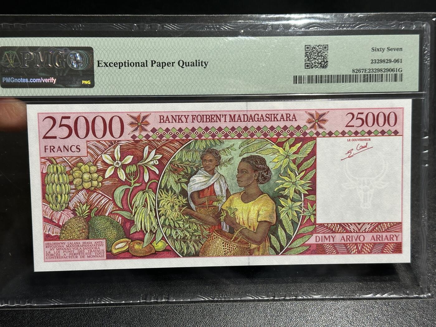 《外钞收藏家》第五百九十六期（精品大拍场）（本平台长期征集拍品、欢迎藏友们联系合作） 马达加斯加1998年25000法郎/5000阿里阿鲁PMG67（A版）