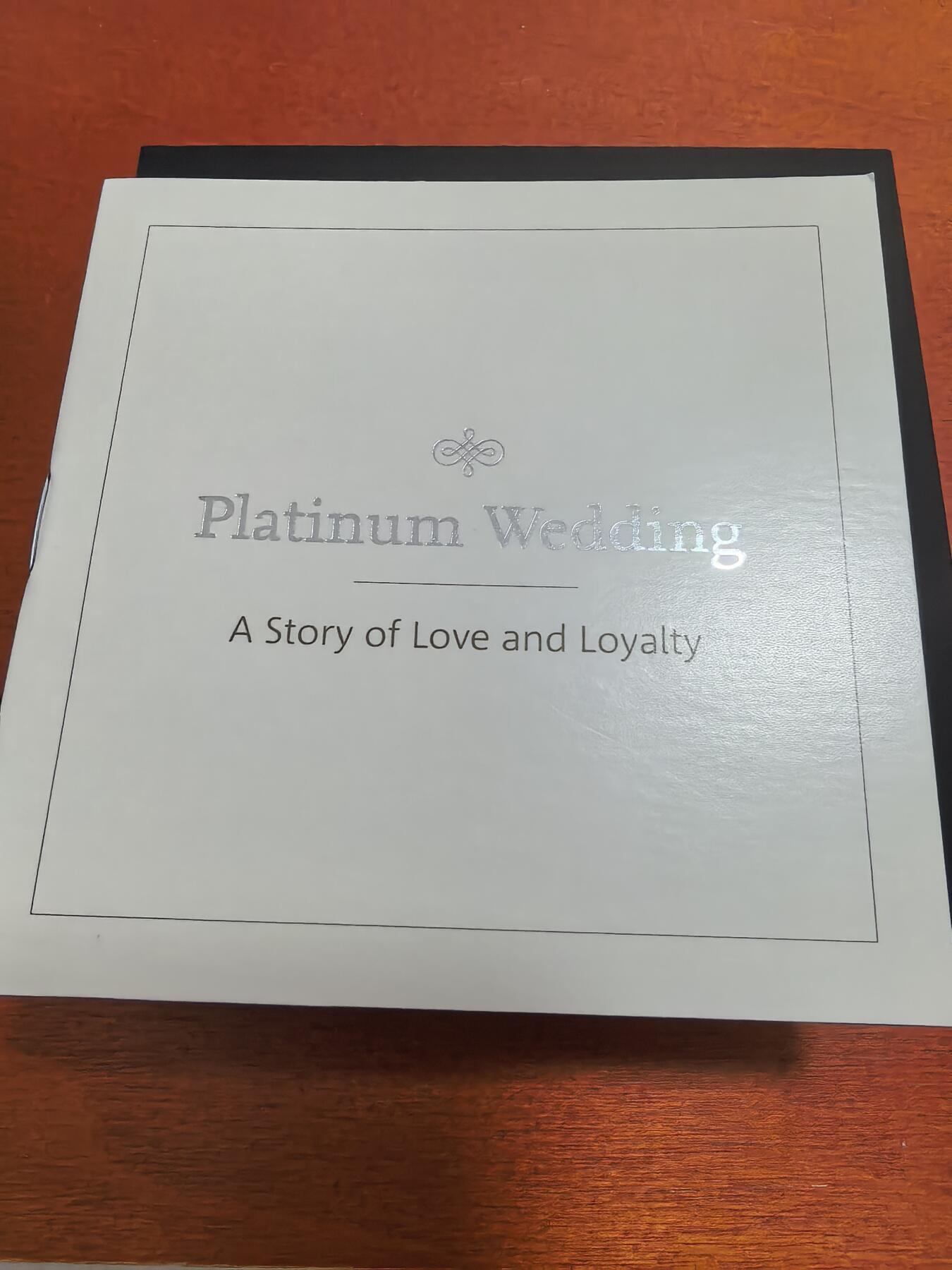 长老汇蛇年精选第八十六场拍卖 2017英国女王夫妇钻石婚5英镑精制加厚银币，56.56克925银，盒证全，4000套