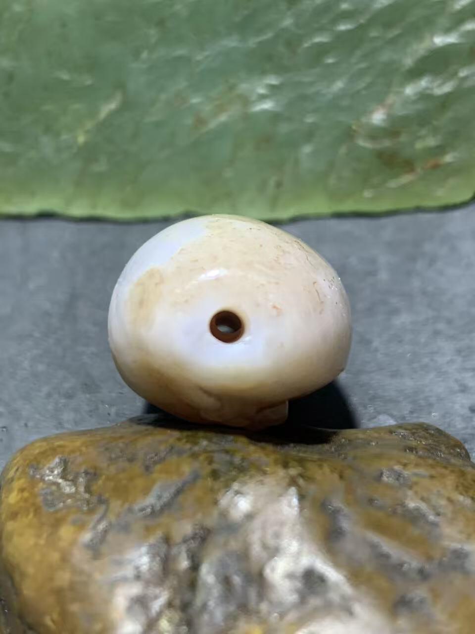 精美亚光瓷白飘朱砂点战国红玛瑙手工俏色巧雕如来佛祖意境勒子一颗！