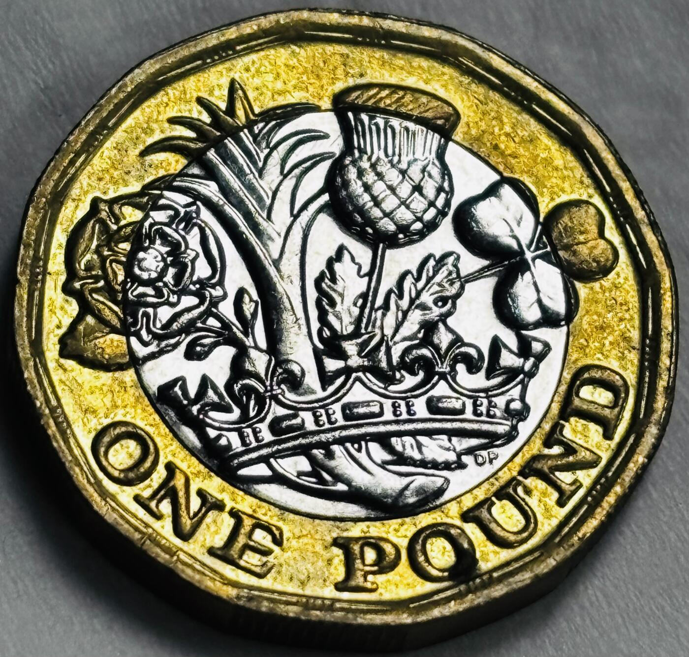 文馨钱币收藏第 286 场，圣诞节专场【 长期接收代拍品低至 0 佣金】 少见老年女王头像 2016 年英国 1 镑双色纪念币