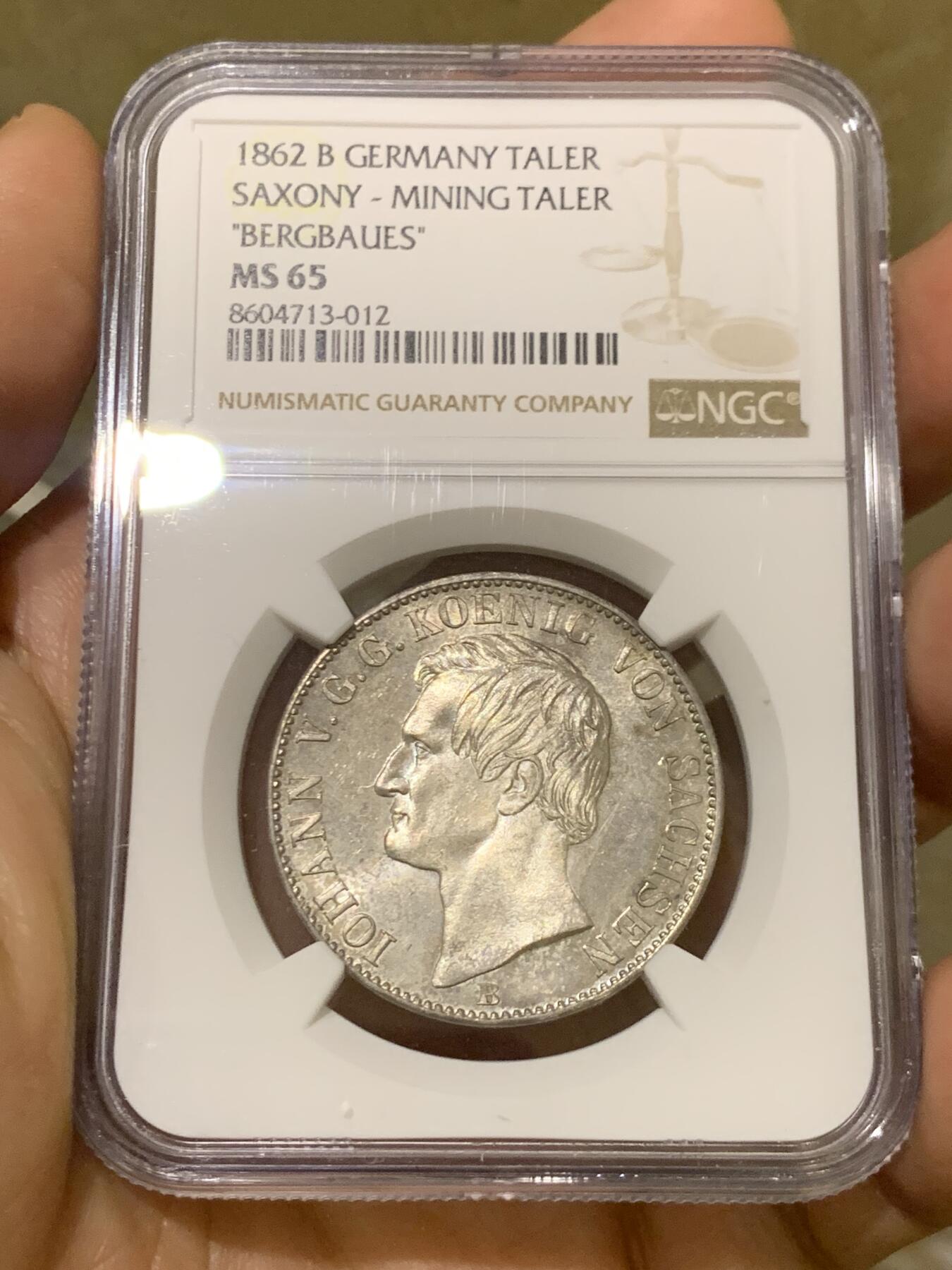 《竞宝斋》第450场 周日，周一，周二  3场连拍 （全场包邮，欢迎送拍） 唯一冠军分 NGC MS65 德国 1862年 萨克森王国 约翰一世 泰勒银币  14.5万的发行量 这个状态确实不可错过