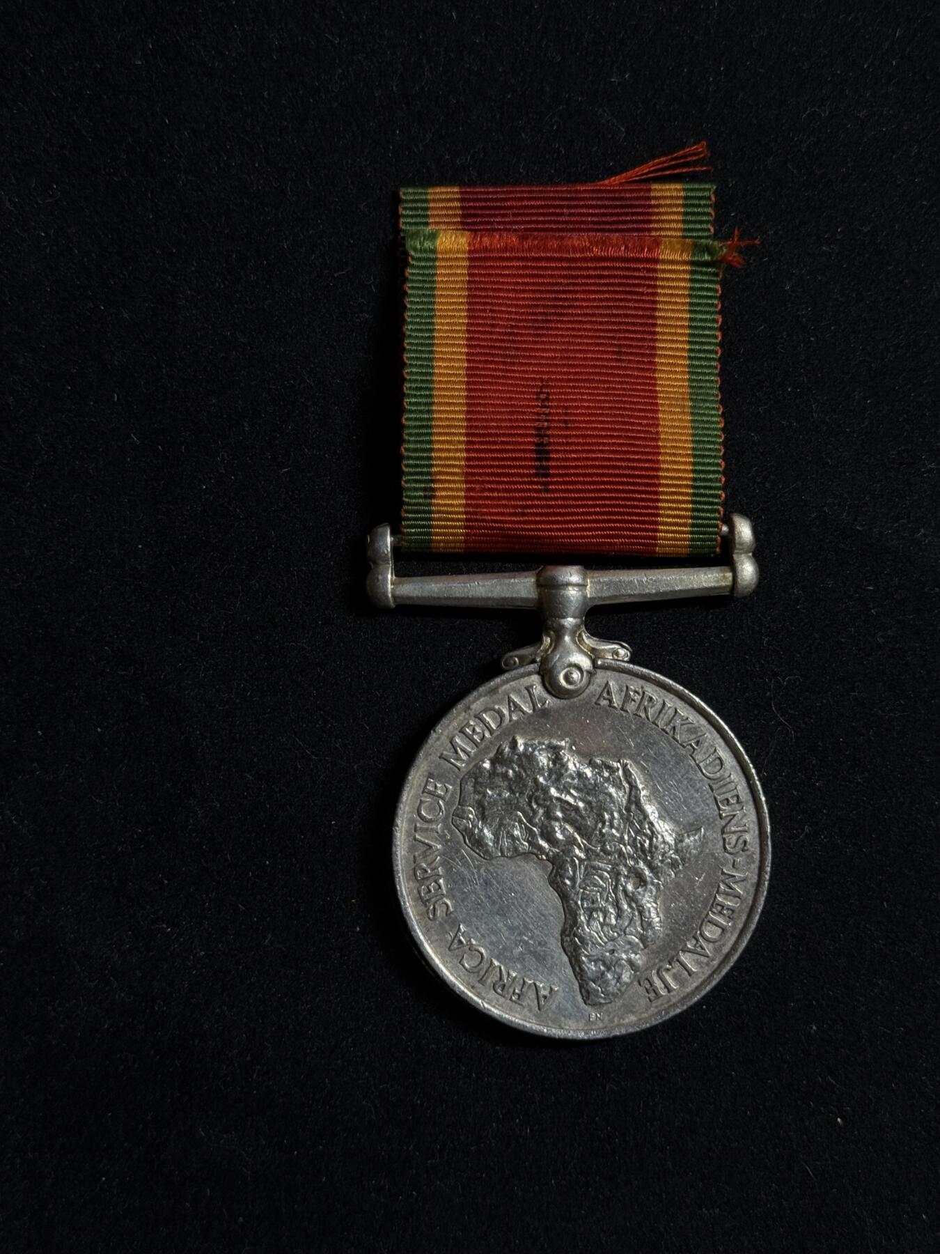 欢庆元旦！戎马世界章牌大赏第109期元旦大拍 英国非洲战役奖章，银制带边铭，重约33g