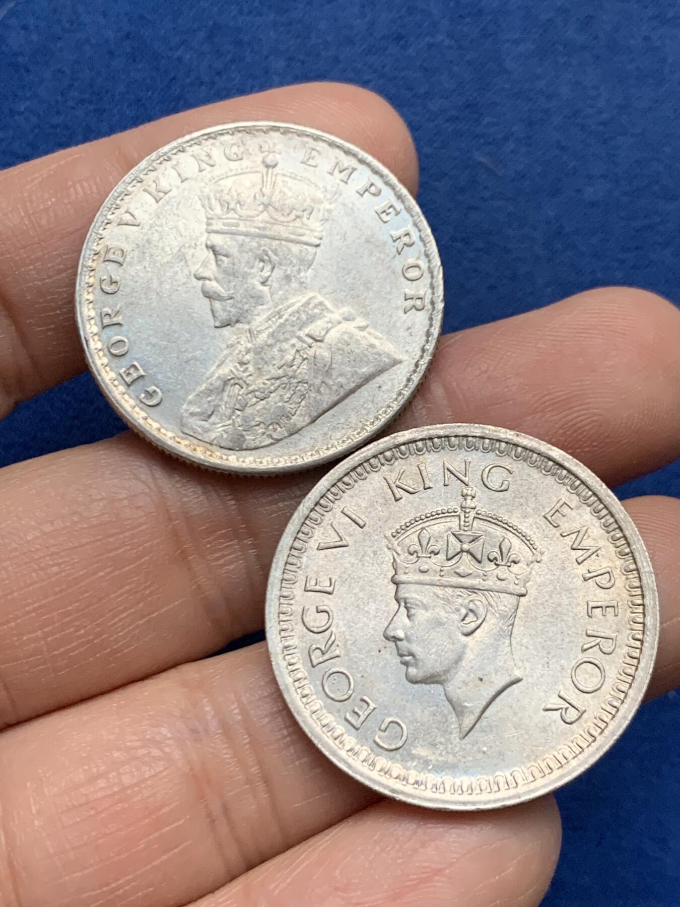 《竞宝斋》第450场 周日，周一，周二  3场连拍 （全场包邮，欢迎送拍） 两枚一组 英属印度 1919年乔五+1945年乔六 1卢比银币