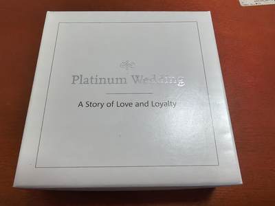 长老汇蛇年精选第八十六场拍卖 - 2017英国女王夫妇钻石婚5英镑精制加厚银币，56.56克925银，盒证全，4000套