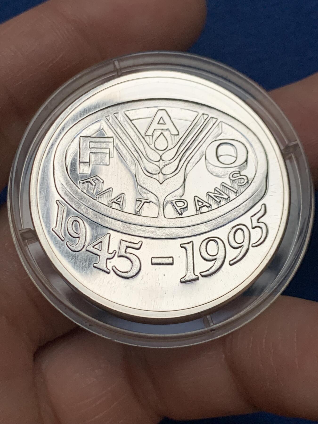 《竞宝斋》第450场 周日，周一，周二  3场连拍 （全场包邮，欢迎送拍） 罗马尼亚1995年FAO五十周年大银币 27.3g 925银