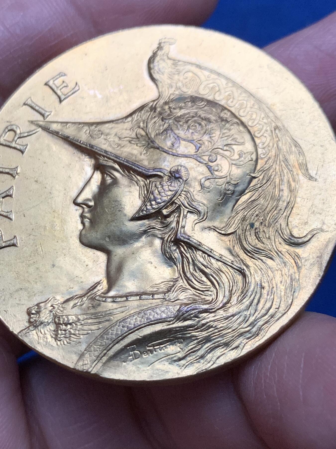 《竞宝斋》第450场 周日，周一，周二  3场连拍 （全场包邮，欢迎送拍） 马赛1896年世界博览会镀金铜章 43.2克 45.6mm 丰饶角铜标