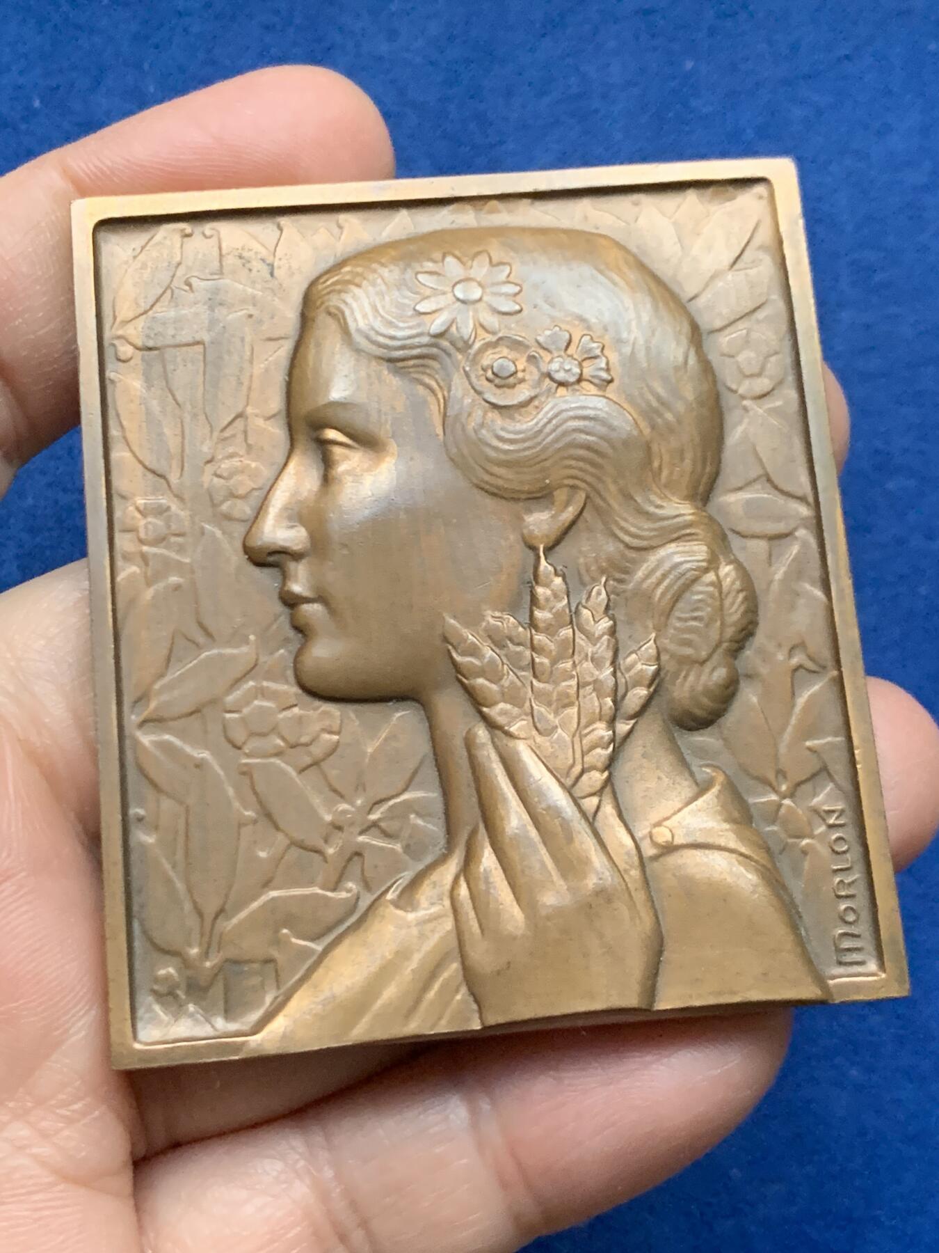 《竞宝斋》第450场 周日，周一，周二  3场连拍 （全场包邮，欢迎送拍） 名家莫隆作品 法国农业部纪念铜章 139.7克 56*64.8mm 1966 丰饶角铜标