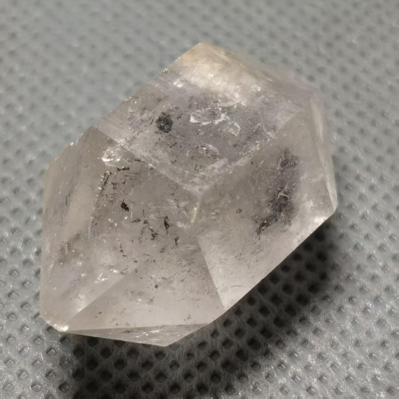 七河·世界钱币杂件水晶矿标小拍（总第31期） 藏家出品 （28）X635 周正云贵闪灵钻水晶（带活动黑砂） 本件拍品由合作藏家邮寄