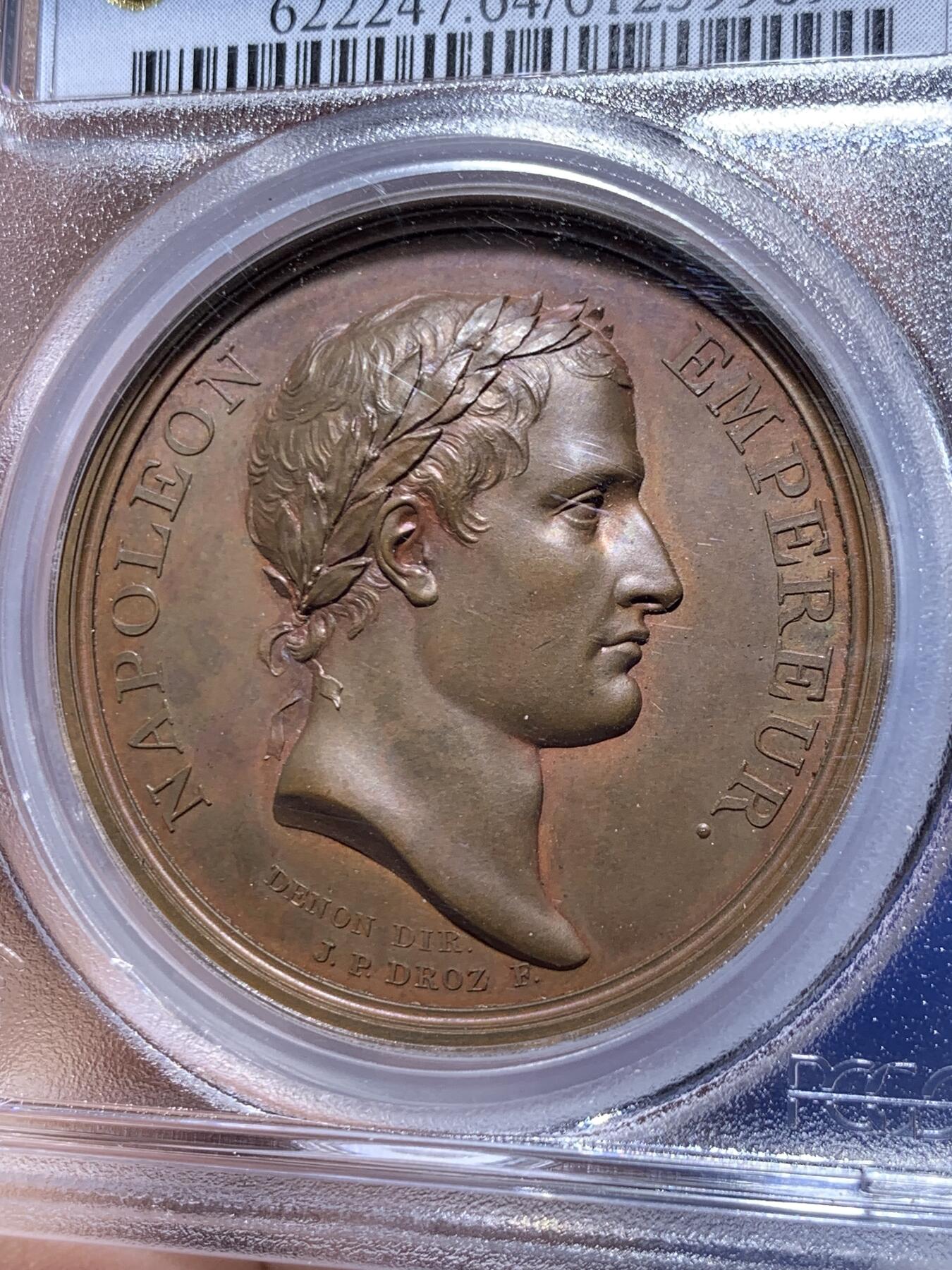 《竞宝斋》第450场 周日，周一，周二  3场连拍 （全场包邮，欢迎送拍） PCGS SP64 亚军分 法国1805年拿破仑一世原铸铜章 拿皇少见头像版 巴黎造币厂紫檀色包浆 勃朗峰拟人化的巨人山神形象，头顶云端，须发缕缕分明，威严充满力量的神明，蹲伏着抬起两名矿工正在工作的巨石，满满细节，脚下是一条流淌的河流，曲折地流淌，可谓拿章系列中画面最富创造力之一，仅一枚65分更高，加厚盒。