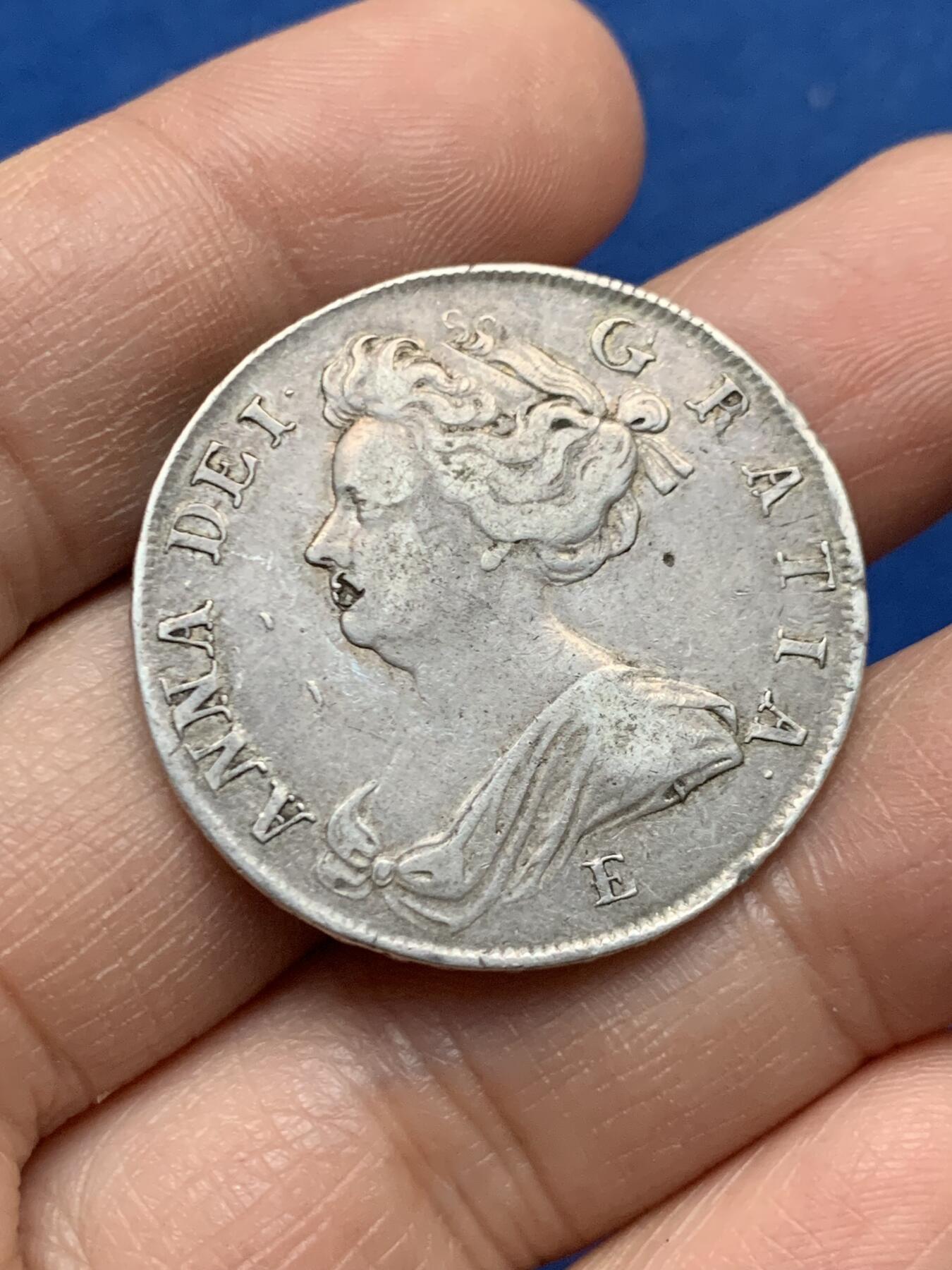 《竞宝斋》第450场 周日，周一，周二  3场连拍 （全场包邮，欢迎送拍） 英国1707年安妮女王半克朗银币 大不列颠首版! 爱丁堡E厂 英格兰苏格兰合并为大不列颠后首版 经典十字盾徽从英苏分盾改成了英苏拼合盾 苏格兰爱丁堡厂开始改生产英格兰制式钱币之时 安妮女王头像威严端庄 图案完整 边铭在位第六年清晰可读 嘴上有个小戳